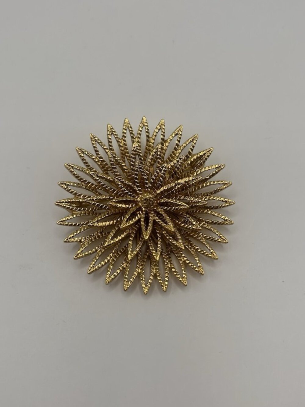 VINTAGE MONET BROOCH STARBURST GOLD TONE PIN 2" Jewelry Celestial Sun Flower Fun